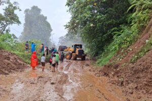 akses-jalan-lintas-bengkulu-sumatera-selatan-tertimbun-longsor