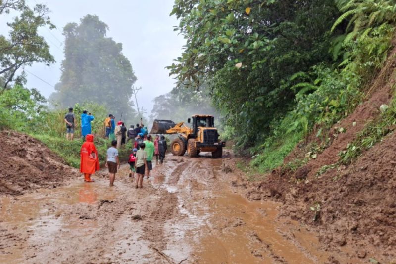 akses-jalan-lintas-bengkulu-sumatera-selatan-tertimbun-longsor