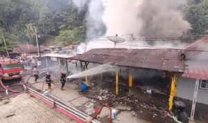si-jago-merah-lahap-lima-bangunan-di-lubuk-begalung,-kerugian-ditaksir-capai-rp800-juta