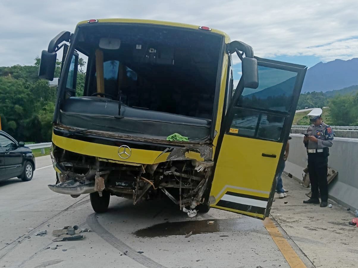 kecelakaan-bus-pariwisata-di-tol-padang-sicincin,-dua-luka-ringan