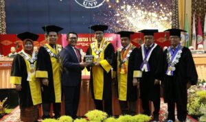 orasi-ilmiah-di-wisuda-139-unp,-bupati-padang-pariaman-ajak-wisudawan-kembangkan-potensi-ekonomi-kreatif