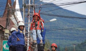atraksi-flying-fox-dari-satpol-pp-damkar-semarakkan-cfd-di-kota-padang-panjang