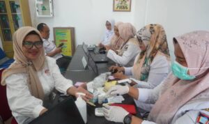 puluhan-pegawai-pemko-cek-kesehatan-gratis-di-pustu-balai-kota-padang