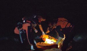 mayat-pria-tak-dikenal-ditemukan-terjepit-batu-di-pantai-pasir-putih-lengayang,-pesisir-selatan