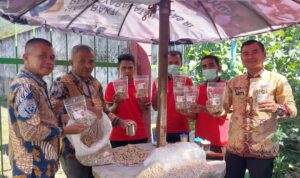 warga-binaan-rutan-lubuk-sikaping-luncurkan-kacang-randang-“dangres”,-siap-bersaing-di-pasaran warga-binaan-rutan-lubuk-sikaping-luncurkan-kacang-randang-“dangres”,-siap-bersaing-di-pasaran