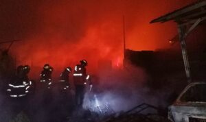 empat-unit-rumah-dan-satu-mobil-di-padang-ludes-terbakar,-kerugian-capai-rp-1-miliar empat-unit-rumah-dan-satu-mobil-di-padang-ludes-terbakar,-kerugian-capai-rp-1-miliar