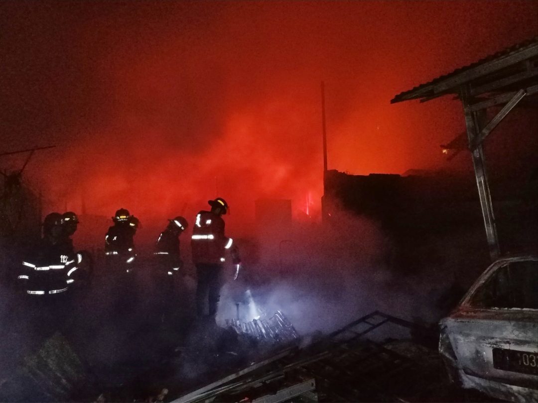 empat-unit-rumah-dan-satu-mobil-di-padang-ludes-terbakar,-kerugian-capai-rp-1-miliar