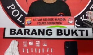 gagalkan-transaksi-narkoba,-satresnarkoba-polres-solok-kota-ringkus-mahasiswa-pengedar-20-paket-sabu gagalkan-transaksi-narkoba,-satresnarkoba-polres-solok-kota-ringkus-mahasiswa-pengedar-20-paket-sabu