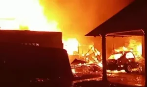 empat-rumah-hangus-terbakar-di-parak-gadang,-kerugian-ditaksir-capai-rp1-miliar empat-rumah-hangus-terbakar-di-parak-gadang,-kerugian-ditaksir-capai-rp1-miliar