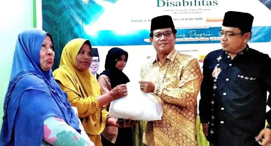 kankemenag-kota-pariaman-serahkan-ratusan-paket-sembako-untuk-anak-yatim
