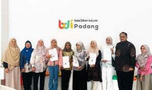 bdi-padang-serahkan-sertifikat-haki-ke-tenant,-ini-pesan-penting-dari-renchmark