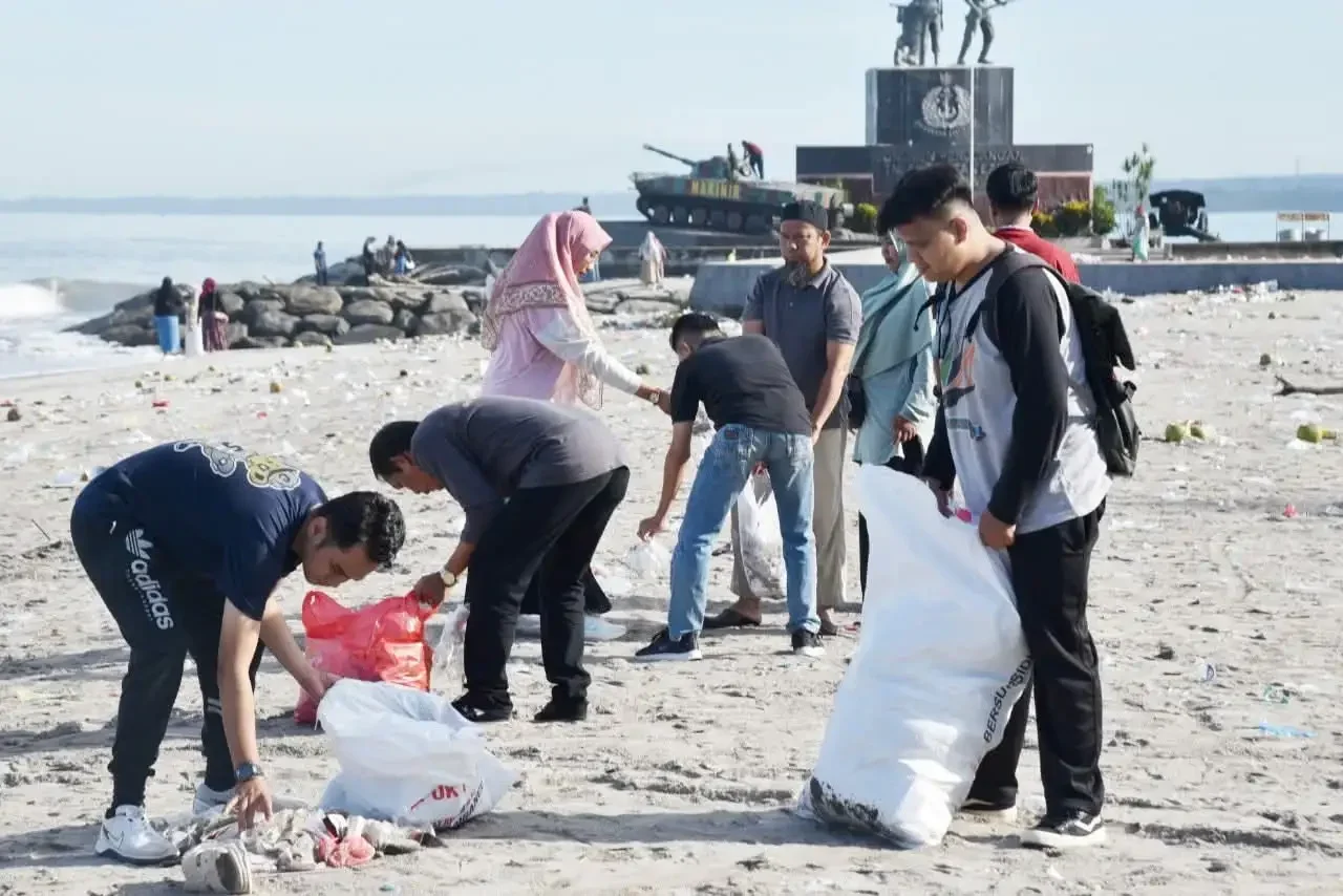 walikota-kerahkan-asn-bersihkan-pantai-gandoriah-dari-sampah