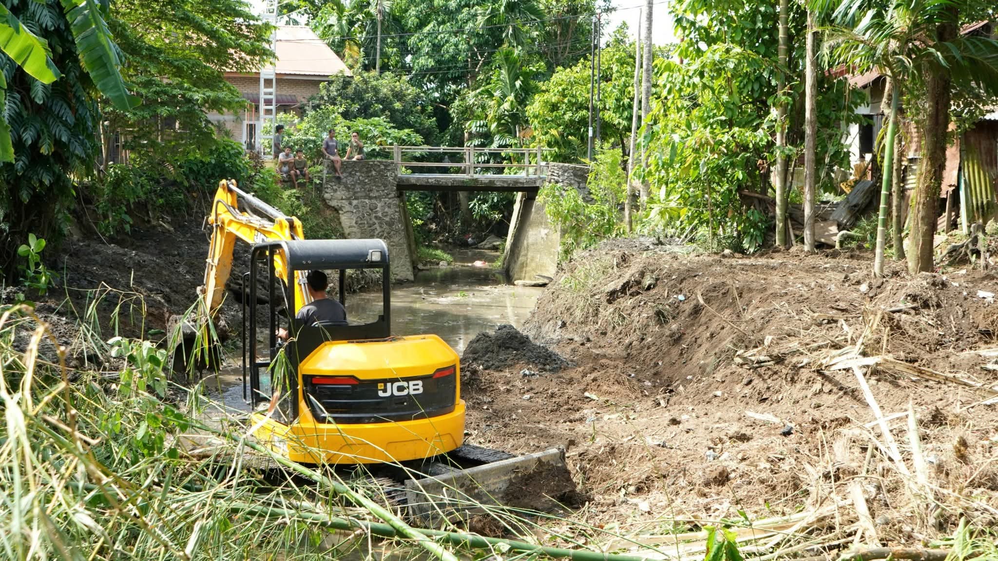 usai-dikunjungi-wako-fadly-amran,-pemko-mulai-keruk-sedimen-sungai-pampangan