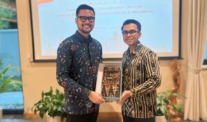 batik-equator-pasaman-dibawa-ke-polandia,-anggit-kurniawan-nasution-silaturahmi-ke-kbri-warsawa