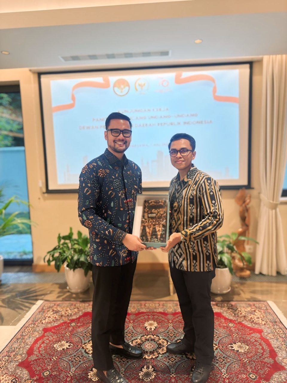 batik-equator-pasaman-dibawa-ke-polandia,-anggit-kurniawan-nasution-silaturahmi-ke-kbri-warsawa