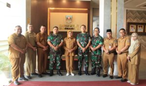 silaturahmi-dandim-0310/ssd:-letkol-inf-reno-handoko-pamit,-letkol-czi-joko-stradona-disambut-wabup-dharmasraya