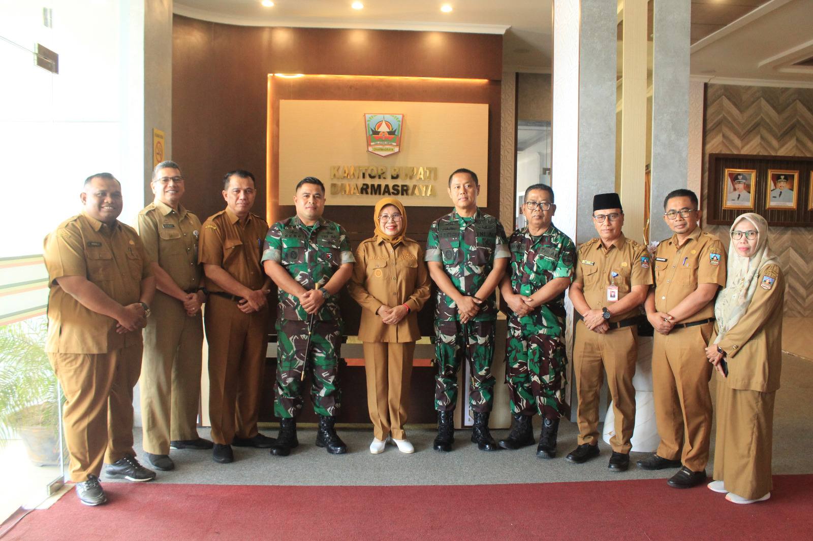 silaturahmi-dandim-0310/ssd:-letkol-inf-reno-handoko-pamit,-letkol-czi-joko-stradona-disambut-wabup-dharmasraya