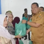 wako-yota-balad-serahkan-bantuan-bibit-ke-12-kwt,-dorong-hilirisasi-pangan-lokal