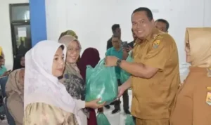 wako-yota-balad-serahkan-bantuan-bibit-ke-12-kwt,-dorong-hilirisasi-pangan-lokal
