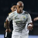penalti-egy-maulana-buyarkan-kemenangan-persib,-dewa-united-curi-poin-dengan-10-pemain