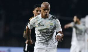 penalti-egy-maulana-buyarkan-kemenangan-persib,-dewa-united-curi-poin-dengan-10-pemain