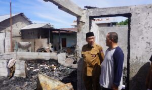 wawako-padang-serahkan-bantuan-untuk-korban-kebakaran-di-ganting-parak-gadang