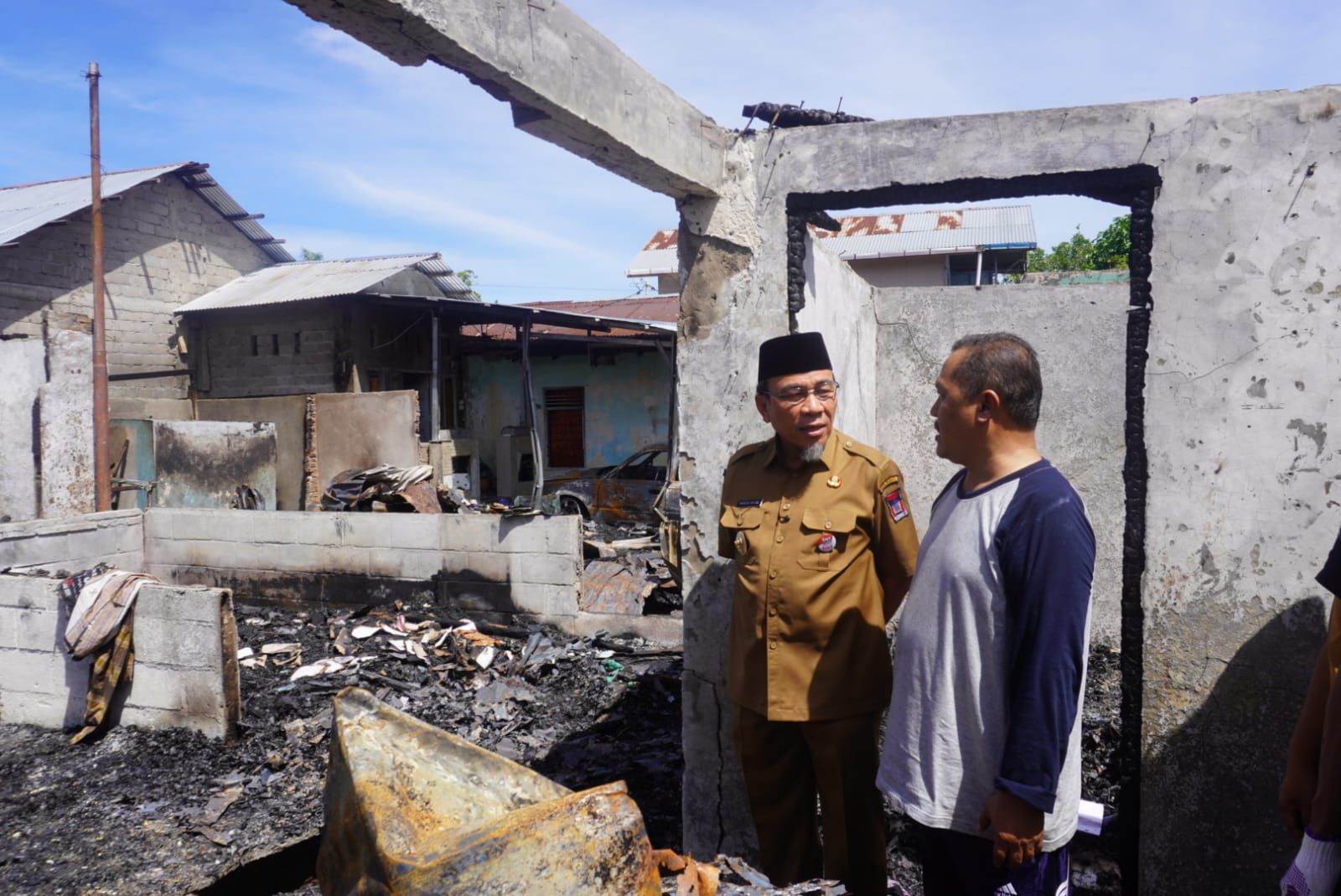 wawako-padang-serahkan-bantuan-untuk-korban-kebakaran-di-ganting-parak-gadang