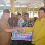 serahkan-dana-operasional-rt/rw,-wawako-padang-apresiasi-dukungan-masyarakat