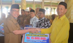 serahkan-dana-operasional-rt/rw,-wawako-padang-apresiasi-dukungan-masyarakat