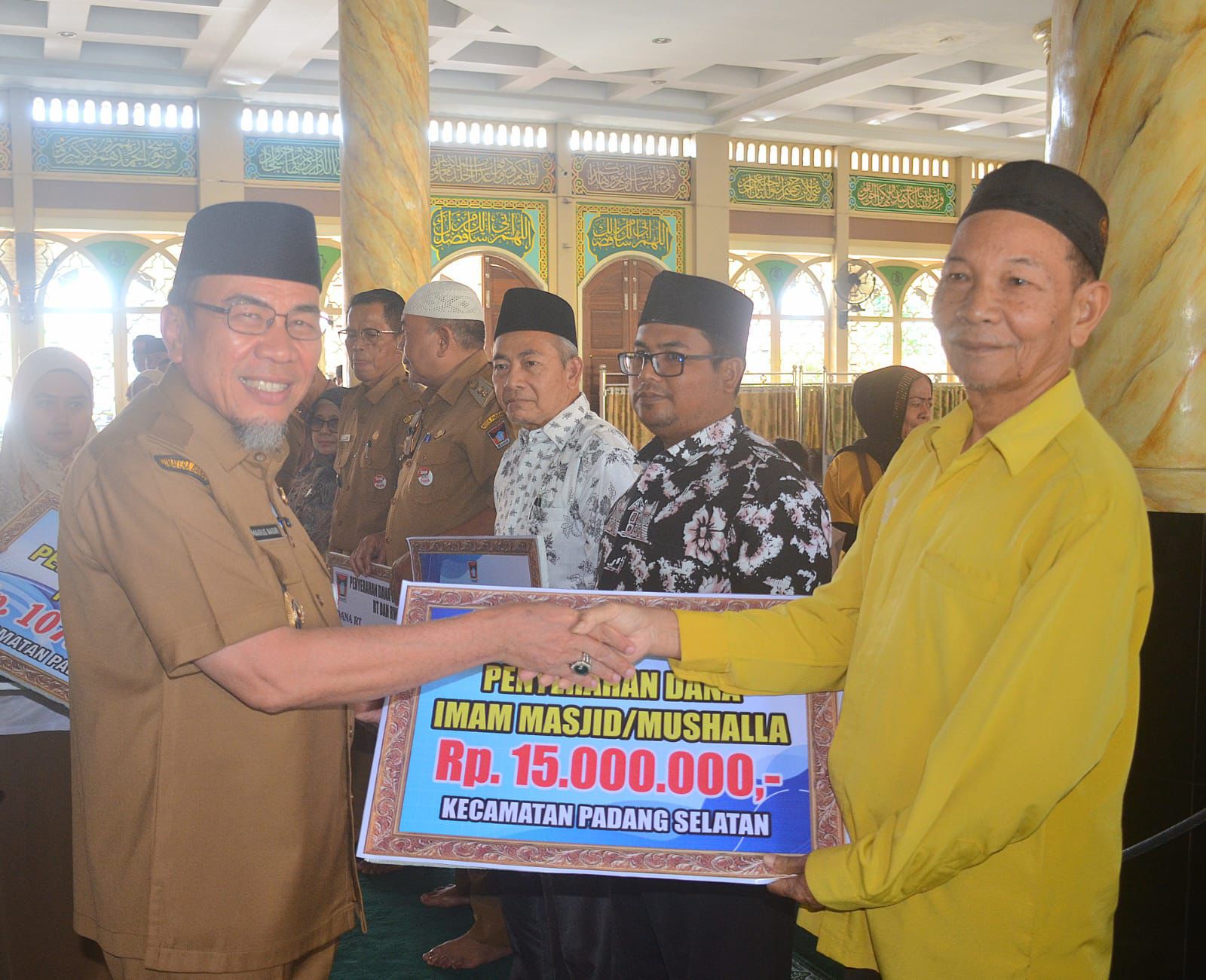 serahkan-dana-operasional-rt/rw,-wawako-padang-apresiasi-dukungan-masyarakat