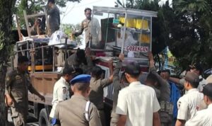 satpol-pp-padang-tertibkan-pkl-bandel-di-kawasan-tabing satpol-pp-padang-tertibkan-pkl-bandel-di-kawasan-tabing