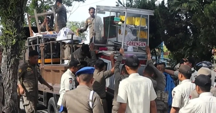 satpol-pp-padang-tertibkan-pkl-bandel-di-kawasan-tabing