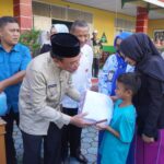 siswa-kurang-mampu-di-padang-dapat-6-stel-seragam-gratis-dari-pemko