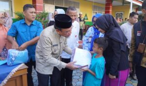 siswa-kurang-mampu-di-padang-dapat-6-stel-seragam-gratis-dari-pemko