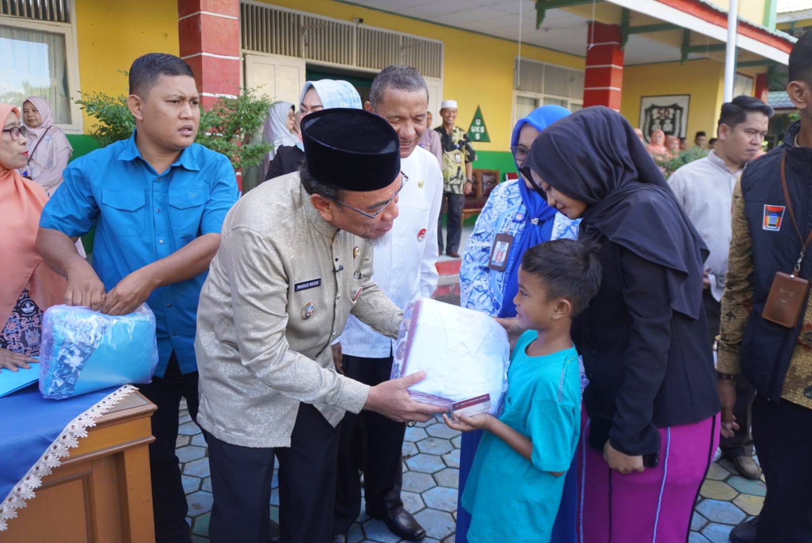 siswa-kurang-mampu-di-padang-dapat-6-stel-seragam-gratis-dari-pemko