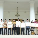 serahkan-penghargaan-bagi-14-opd-pemprov,-mahyeldi:-kepala-dinas-harus-turun-ke-lapangan