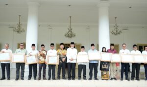 serahkan-penghargaan-bagi-14-opd-pemprov,-mahyeldi:-kepala-dinas-harus-turun-ke-lapangan