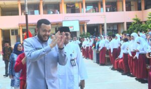 wako-fadly-amran-mulai-salurkan-kartu-padang-juara-untuk-12.606-siswa-kurang-mampu