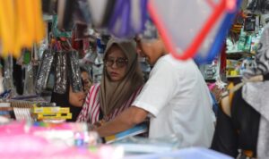 masyarakat-serbu-toko-perlengkapan-sekolah-jelang-tahun-ajaran-baru