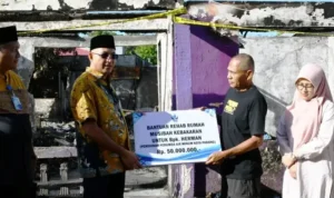rumah-pensiunan-terbakar,-perumda-am-padang-salurkan-bantuan-rp50-juta rumah-pensiunan-terbakar,-perumda-am-padang-salurkan-bantuan-rp50-juta