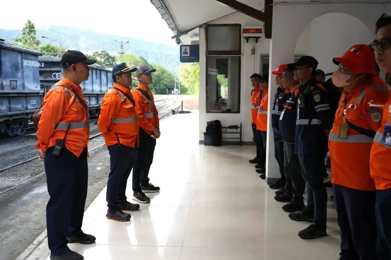 kai-divre-ii-sumbar-gelar-aksi-bersih-lintas-dan-sosialisasi-keselamatan