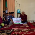 bupati-solok-jon-firman-pandu-serahkan-bantuan-kepada-korban-tabrakan-mobil-damkar