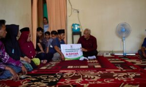 bupati-solok-jon-firman-pandu-serahkan-bantuan-kepada-korban-tabrakan-mobil-damkar