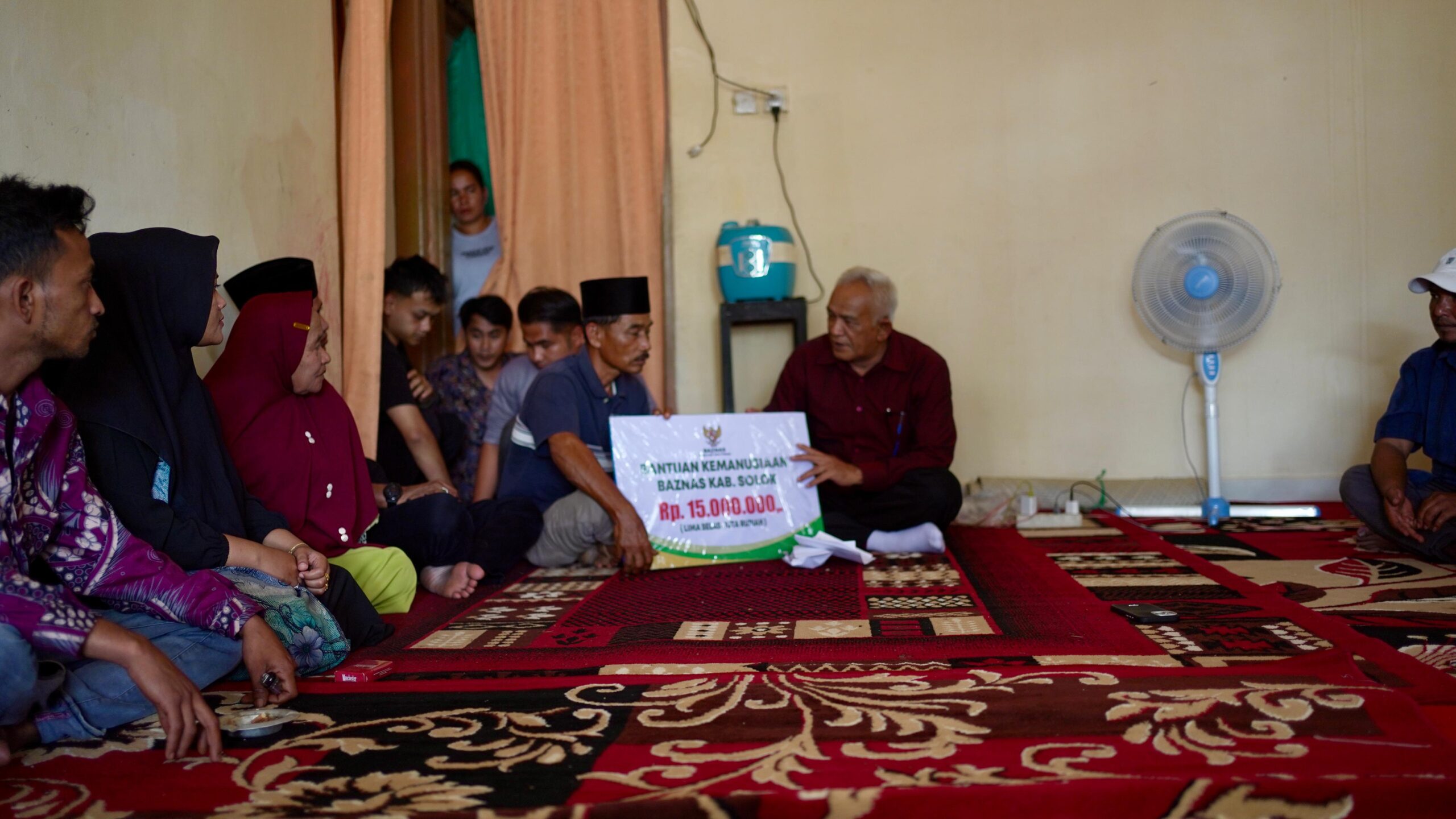 bupati-solok-jon-firman-pandu-serahkan-bantuan-kepada-korban-tabrakan-mobil-damkar