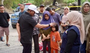 bupati-solok-tinjau-lokasi-kebakaran-di-nagari-pianggu