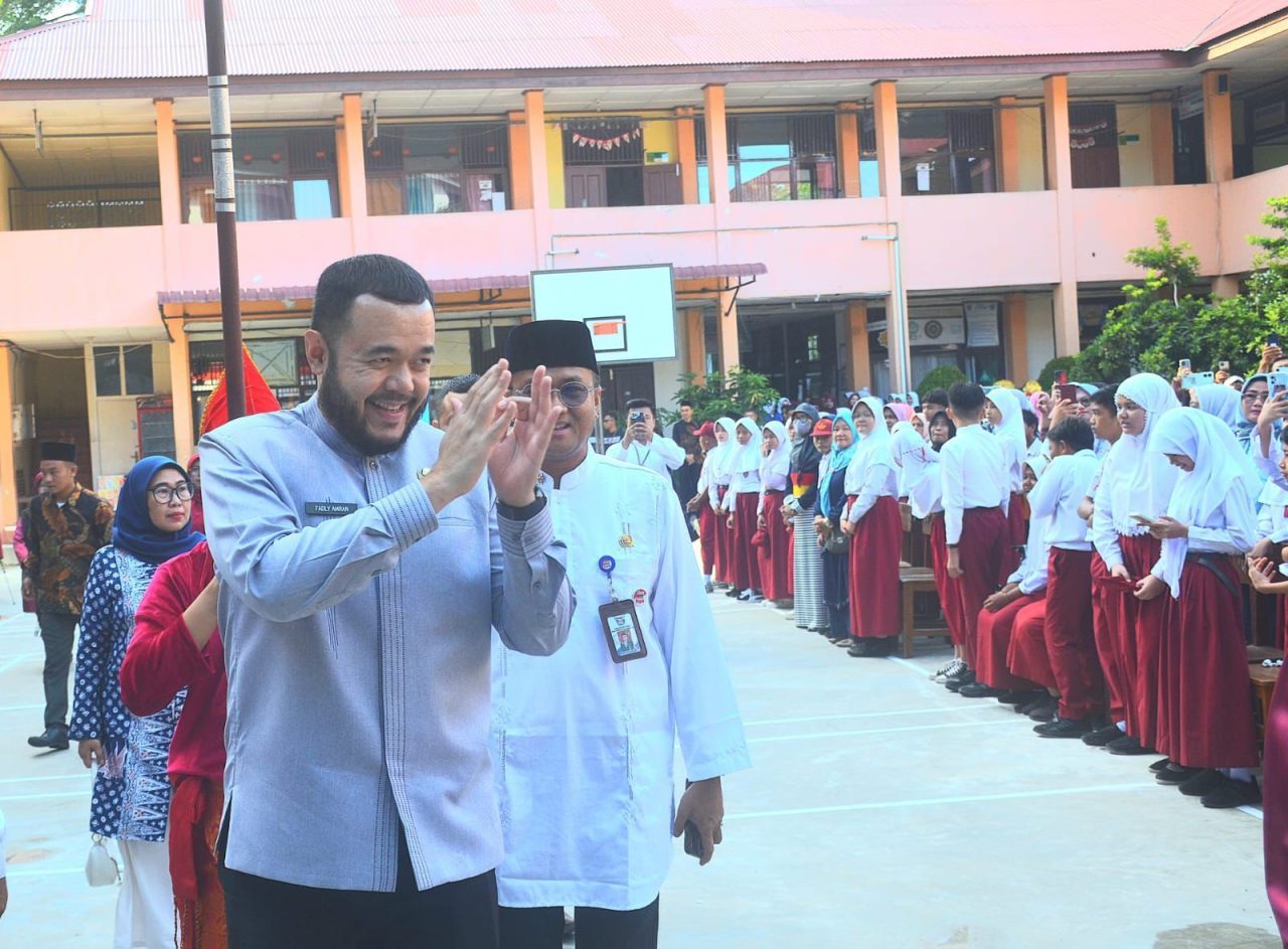 progul-padang-juara-resmi-dimulai,-sebanyak-12.606-pelajar-kota-padang-menerima-seragam-dan-lks-gratis