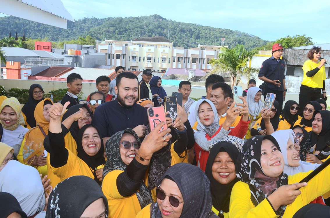 senam-pagi-bersama,-wako-fadly-amran-dorong-aktivitas-positif-di-pasar-raya-fase-vii