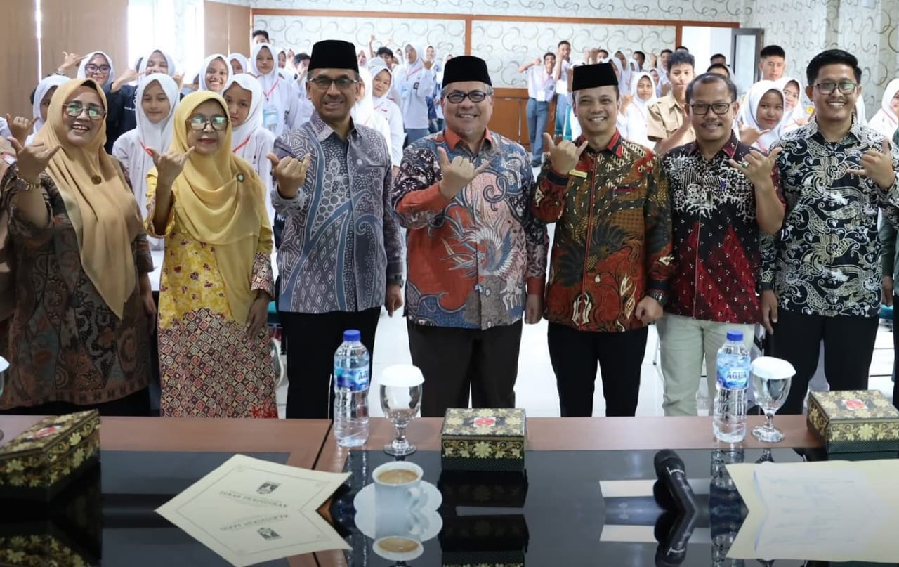 jadi-narasumber-bimtek-penguatan-ldk,-ketua-dprd-sumbar-motivasi-siswa-smk