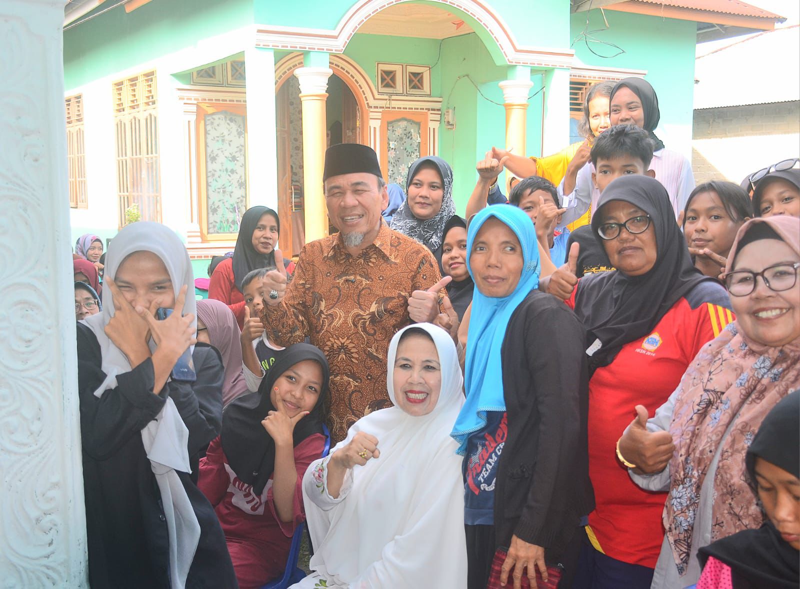 wawako-padang-serahkan-300-bingkisan-pendidikan-untuk-siswa-sd-dan-smp-kurang-mampu