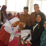 wabup-serahkan-seragam-bagi-siswa-kurang-mampu-di-dharmasraya